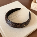 Cerchietto leopardato chic con placca logo in metallo dorato per donna in stile retrò - Leopardo Marrone