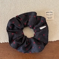 Detalle del coletero de tela vaquera con lunares rojos y etiqueta de tela hecha a mano - Coletero Estándar / Negro y Gris