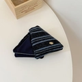 Detalle de la pinza de pelo tejida con rayas azules y placa metálica dorada de Wings - Pinza de Pelo Azul Marino