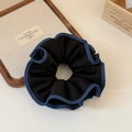 Dettaglio dell'elastico per capelli vintage a doppio strato con bordo blu e tessuto nero - Nero