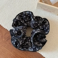 Dettaglio dell'elastico per capelli in tweed bianco e nero con pois e trama plissettata - Scrunchie a Quattro Strati