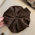 Dettaglio di un grande elastico scrunchie maculato su un tappetino intrecciato - 19cm / Stampa Leopardata Scura