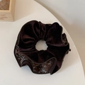 Détail d'un chouchou en velours avec motif cachemire et texture café profond - Imprimé Café