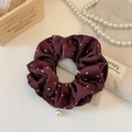 Dettaglio di uno scrunchie in raso bordeaux con cuori bianchi e pendente di perla - Scrunchie Perla Doppio Strato