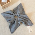 Nahaufnahme von grauem Strick-Scrunchie mit Kirschstickerei und Hand-Made-Etikett - Graues Kirsch-Punkt-Schal-Stil