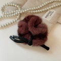 Gros plan sur un chouchou en fausse fourrure bordeaux avec nœud noir et perles élégantes - Nœud en Peluche Rouge