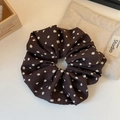 Dettaglio di un elastico per capelli marrone scuro con pois bianchi in tessuto morbido - Pois Caffè