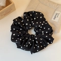 Dettaglio di elastico per capelli vintage a pois neri e bianchi in chiffon su legno - Polka Dot Nero