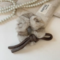 Dettaglio di elastico per capelli in peluche con cordino marrone e consistenza morbida - Fiocco di Peluche Beige