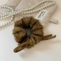Dettaglio di un elastico per capelli marrone in pelliccia sintetica con fiocco morbido - Fiocco di Peluche Giallo