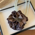 Detail van de dubbellaagse scrunchie met ruitjes en bloemen met vintage katoenen textuur - Koffie Ruit