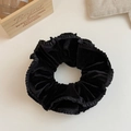 Dettaglio dell'elastico in velluto nero con bordi plissettati in stile francese - Elastico per capelli nero