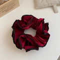 Dettaglio dell'elastico in velluto con trama bordeaux e bordi pieghettati neri - Scrunchie Rosso Vino