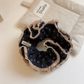 Κοντινό πλάνο λουλουδάτου scrunchie με μπεζ δαντέλα και χειροποίητη υφαντή ετικέτα - Ναυτικό μπλε