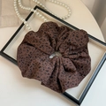 Dettaglio dell'elastico scrunchie vintage con stampa leopardata e trama a pieghe - 19cm / Stampa Leopardata Scura