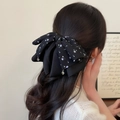 Eleganter schwarzer Satin-Haarclip mit Blumenmuster und Tropfenperlen in Halbfrisur - Schwarz