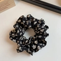 Dettaglio di scrunchie con motivo a piccoli fiori bianchi su tessuto nero operato - Scrunchie Doppio Strato Floreale Nero