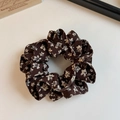Dettaglio dell'elastico per capelli marrone scuro con fiori e design a doppio strato - Scrunchie Doppio Strato Floreale Caffè