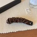 Dettaglio del fermaglio a banana in velluto leopardato con eleganti pieghe e ganci - Clip a Banana Leopardata
