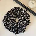 Dettaglio dell'elastico per capelli nero con fiori bianchi in morbido tessuto di chiffon - Nero Floreale