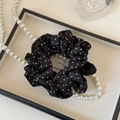 Detalle de un coletero de satén con lunares en una bandeja decorativa con perlas - Lunar Negro