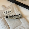 Détail de la pince banane avec motif marbre gris et dents de serrage internes noires - Beige Vert
