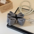 Dettaglio di un fermaglio per capelli a fiocco grigio con fiore di strass e perle - Grigio