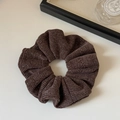 Texture détaillée du chouchou en maille marron foncé avec fils métalliques plissés - Chouchou Marron Brillant
