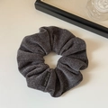 Vue détaillée du chouchou en maille anthracite avec une texture métallique brillante - Chouchou Gris Brillant