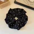 Vista dettagliata di un elastico per capelli nero con stampa floreale in morbido tessuto - Nero
