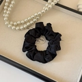 Elegante coletero de tela de seda negra con pliegues naturales en bandeja de joyas - Coletero de Lentejuelas Negras