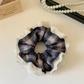 Λεπτομερής κοντινή λήψη μεγάλου καρό scrunchie με κομψό κέντημα από λευκή δαντέλα στις άκρες - Μπλε & Λευκό