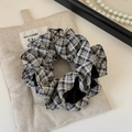 Détail d'un chouchou à carreaux de style coréen avec texture de tissu double couche - Patchwork Carreaux Noir Blanc Noir / Noir