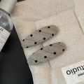 Vue détaillée de barrettes à cheveux à pois beiges sur un fond textile matelassé - Beige à pois