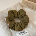 Detalle de coletero de punto verde oliva con borde marrón y etiqueta de marca - Verde