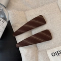 Détail de pinces à cheveux ovales à pois rétro avec tissu sergé marron sur texture lin - Rayures marron