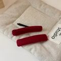 Primer plano de dos pinzas para el cabello rectangulares rojo oscuro con textura de terciopelo - Rojo