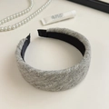 Detailansicht eines Tweed-Haarreifs mit Goldfaden und schwarzem Anti-Rutsch-Innenfutter - Cremeweiß