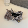 Dettaglio molletta per capelli con fiocco a quadri marrone e logo dorato fine - Clip per Chignon