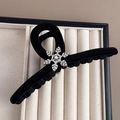 Dettaglio molletta per capelli in velluto nero con fiocco di neve di strass e perla - Pinza per Capelli Fiocco di Neve Grande - Stile Perla