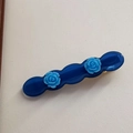 Détail de la barrette à cheveux en acétate bleu foncé ornée de fleurs de roses 3D bleu clair - Bleu