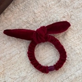Dettaglio dell'elastico per capelli in velluto bordeaux con orecchie di coniglio - Passante Orecchie di Coniglio in Velluto (FQ88926) / Rosso