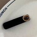 Detail von Vintage-Haarspange aus schwarzem Samt mit braunem Edelstein in Goldfassung - Bernstein Rechteckig BB-Ovales Katzenauge