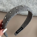 Détail d'un serre-tête en tissu gris fait main avec perles de cristal et étiquette - Serre-tête Rivet Strass-Gris