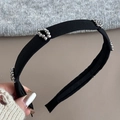 Détail d'un serre-tête en tissu noir orné de perles métalliques argentées facettées - Serre-tête Perle Boule Strass-Noir