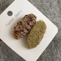 Détail de barrettes à cheveux en tweed et peluche vert olive sur carte de support - Jaune