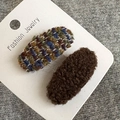 Détail de pinces BB ovales en tissu écossais et peluche marron sur carte - Café Foncé