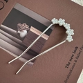 Dettaglio ravvicinato della forcina a U con elegante decorazione di fiori in perle bianche - Argento - Stile Floreale di Perle
