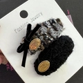 Dettaglio di fermagli per capelli a fiocco con logo dorato in stile plaid e nero - Nero