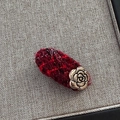 Makro-Detail einer weinroten Tweed-Haarspange mit einer Vintage Gold-Metallrose - Entenschnabel-Haarclips / Dunkelrote Kamelie